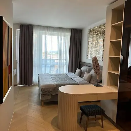 Luxe Near The Airport Apartment Prague