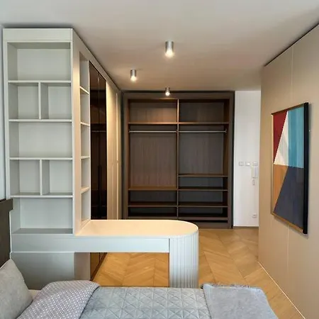 Luxe Near The Airport * Prag